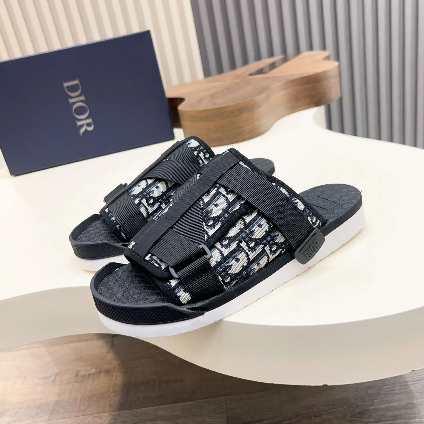 Factory price: 280💰Dior Alias ​​men's leather slippers. This Alias ​​sandal is a new summer product, showing a casual and elegant style. Carefully crafted from grained cow leather and Oblique printed fabric, with cowhide lining! Cross-strap design with metal-clad brass CD Diamond logo. The imported cowhide leather and rubber sole adds sophistication and comfort, while Oblique print-effect anti-slip panels add style. Size: 38-44 (45 customized)